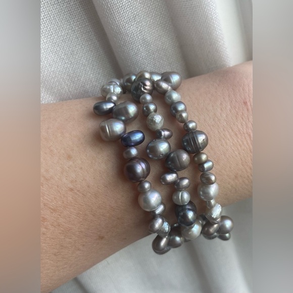 Jewelry - FRESHWATER PEARL BRACELET Like New Gorgeous Neutral Grey Colors 3 Strands